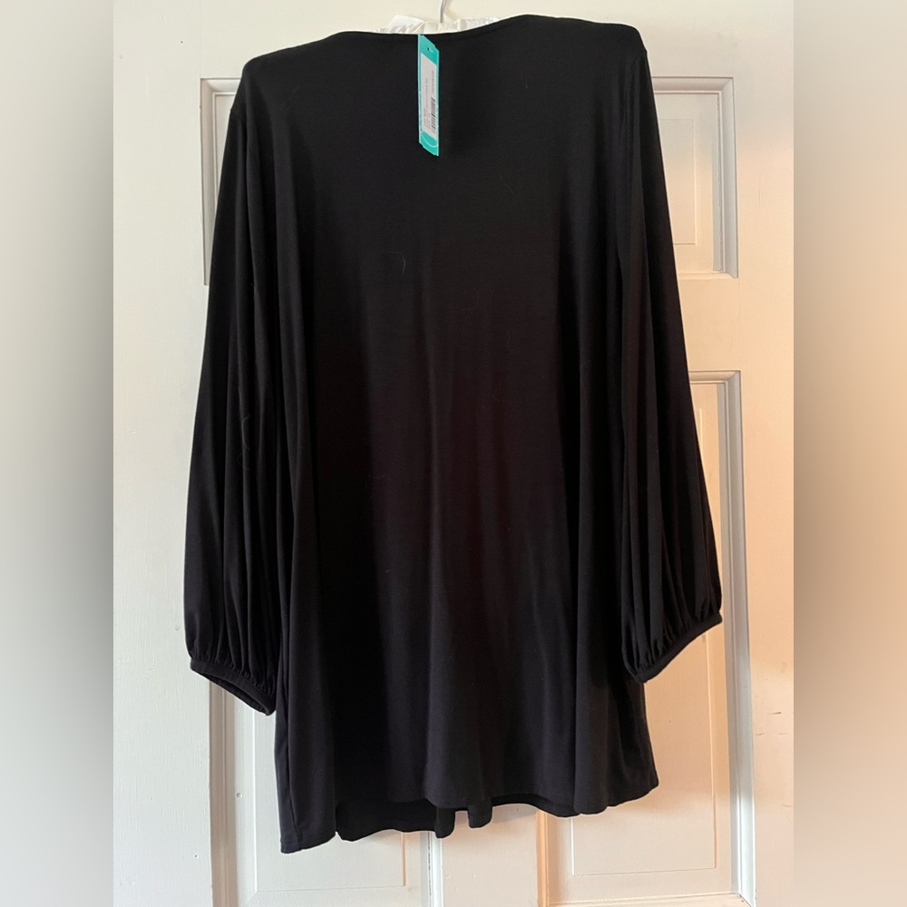 Laila Jayde black V neck. - Picture 2 of 4